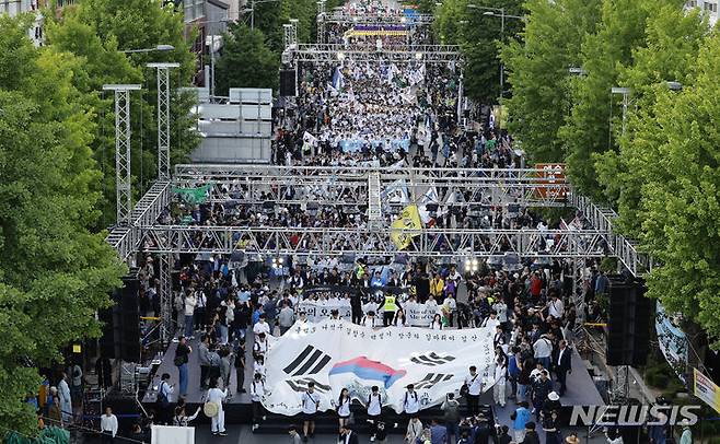 [광주=뉴시스] 김혜인 기자 = 17일 오후 전남 광주 금남로 일대에서 시민들이 44주년 5·18민중항쟁기념행사 '모두의 오월, 하나되는 오월' 민주평화대행진을 하고 있다. (공동취재사진) 2024.05.17. hyein0342@newsis.com