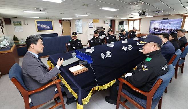 [서울=뉴시스] 최진석 기자 = 이주호 대통령 권한대행 부총리 겸 교육부 장관이 11일 인천 중구 서해5도 특별경비단 3005함을 방문해 꽃게철 불법조업 단속 현장 점검회의에서 발언하고 있다. (사진=교육부 제공) 2025.05.11. photo@newsis.com *재판매 및 DB 금지