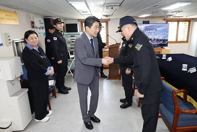 [서울=뉴시스] 최진석 기자 = 이주호 대통령 권한대행 부총리 겸 교육부 장관이 11일 인천 중구 서해5도 특별경비단 3005함을 방문해 승조원들을 격려하고 있다. (사진=교육부 제공) 2025.05.11. photo@newsis.com *재판매 및 DB 금지