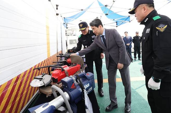 [서울=뉴시스] 최진석 기자 = 이주호 대통령 권한대행 부총리 겸 교육부 장관이 11일 인천 중구 서해5도 특별경비단 3005함을 방문해 꽃게철 불법조업 단속 현장 점검회의를 마친 후 불법조업 단속장비를 살펴보고 있다. (사진=교육부 제공) 2025.05.11. photo@newsis.com *재판매 및 DB 금지