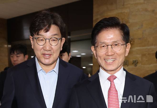 [서울=뉴시스] 고승민 기자 = 국민의힘 김문수 대선 후보와 권성동 원내대표가 11일 서울 여의도 국회에서 열린 의원총회를 마친 뒤 원내대표실로 향하고 있다. 2025.05.11. kkssmm99@newsis.com