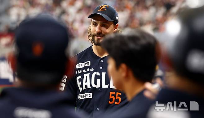 [서울=뉴시스] 박주성 기자 = 11일 오후 서울 구로구 고척스카이돔에서 열린 프로야구 2025 KBO리그 한화 이글스 대 키움 히어로즈의 경기, 8이닝 무실점으로 역투한 한화 선발 와이스가 덕아웃으로 들어오고 있다. 2025.05.11. park7691@newsis.com