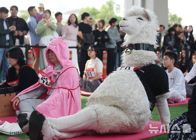 [서울=뉴시스] 김진아 기자 = 11일 서울 반포한강공원 잠수교에서 열린 '2025 한강 멍 때리기 대회'에서 참가자들이 경연을 하고 있다. 2025.05.11. bluesoda@newsis.com