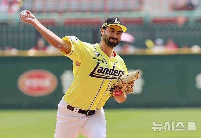 [인천=뉴시스] 이영환 기자 = 11일 오후 인천 미추홀구 SSG랜더스필드에서 열린 2025 프로야구 KIA 타이거즈와 SSG 랜더스의 더블헤더 1차전 경기, 1회초 SSG 선발 화이트가 공을 던지고 있다.  2025.05.11. 20hwan@newsis.com