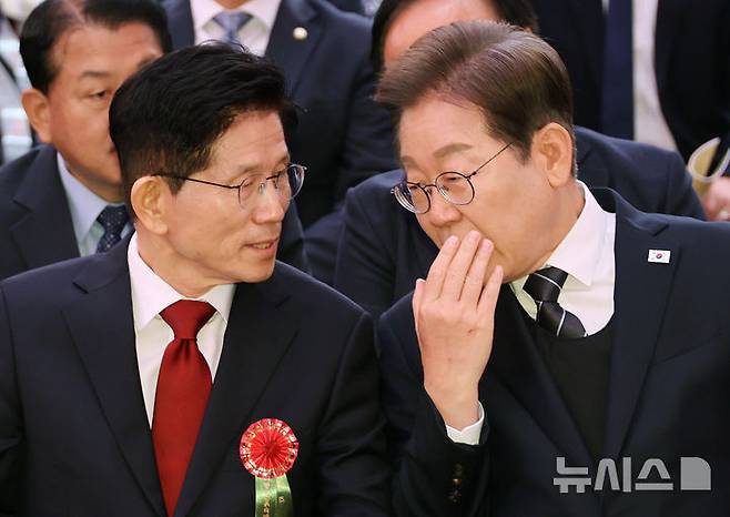 [서울=뉴시스] 최진석 기자 = 이재명 더불어민주당 대선 후보와 김문수 국민의힘 대선 후보가 5일 서울 종로구 조계사에서 열린 부처님오신날 봉축법요식에서 대화를 나누고 있다. (대통령실통신사진기자단) 2025.05.05. myjs@newsis.com