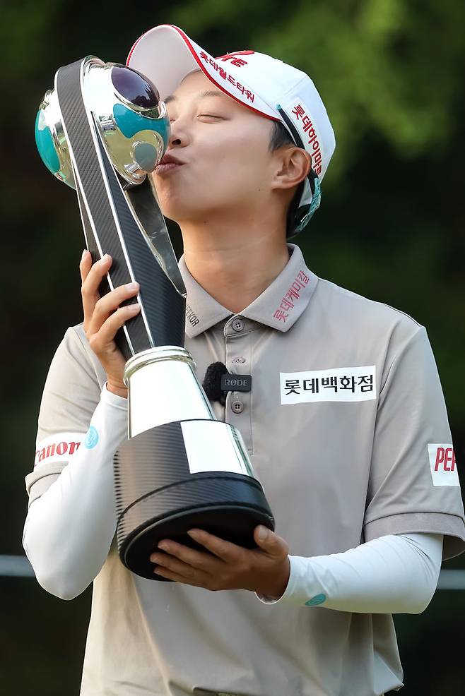 [서울=뉴시스] 추상철 기자 = 11일 경기 고양시 뉴코리아CC에서 열린 '레이디스 유러피언투어(LET) 아람코 챔피언십' 최종라운드, 우승을 차지한 김효주가 트로피에 입을 맞추고 있다. (사진=아람코코리아챔피언십 조직위원회 제공) 2025.05.11. photo@newsis.com *재판매 및 DB 금지