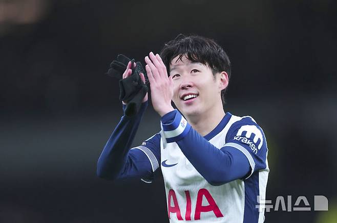[런던=AP/뉴시스] 토트넘 홋스퍼의 손흥민이 지난해 12월19일(현지시각) 영국 런던의 토트넘 홋스퍼 스타디움에서 열린 2024-25 카라바오컵 8강전에서 맨체스터 유나이티드를 물리친 후 팬들에게 인사하고 있다. 손흥민은 3-2 상황인 후반 43분 절묘한 코너킥으로 팀의 네 번째 골을 넣어 팀의 4-3 승리와 4강 진출을 이끌었다. 2024.12.20.