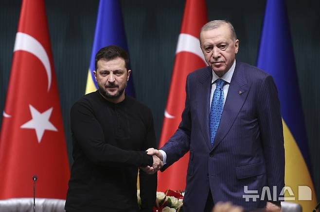 [앙카라=AP/뉴시스] 볼로디미르 젤렌스키(왼쪽) 우크라이나 대통령과 레제프 타이이프 에르도안 튀르키예 대통령. (사진=뉴시스DB)