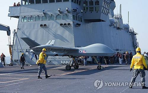 모하비 무인기 운용 전투 실험 (서울=연합뉴스) 지난 12일 포항 해상에 위치한 해군 독도함에서 실시된 '대형플랫폼 함정 무인기 운용 전투 실험'에서 미국 제너럴 아토믹스(General Atomics)에서 개발 중인 고정익 무인기 모하비(Mojave)가 이륙을 준비하고 있다. 2024.11.13 [사진공동취재단] photo@yna.co.kr