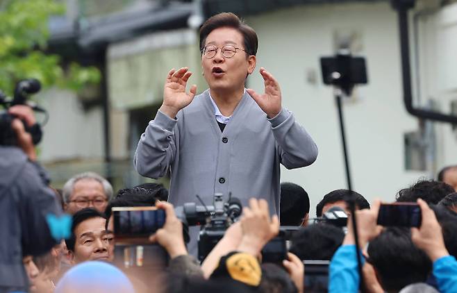 남도문화벨트 골목골목 경청투어에 나선 더불어민주당 이재명 대선 후보가 11일 전남 화순군 화순읍을 방문해 연설을 하고 있다. 연합뉴스