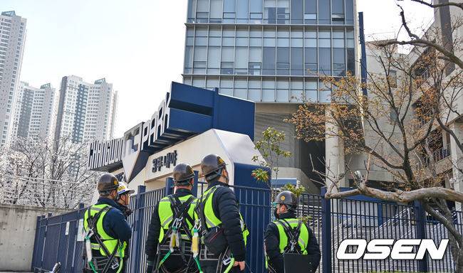 [OSEN=창원, 이석우 기자] 지난달 29일 LG 트윈스와 NC 다이노스와의 경기 중 3루 내야석 매점 부근 약 4층 높이에 있던 알루미늄 '루버'가 떨어져 관중이 사망하는 사고가 발생했다. 해당 사고의 여파로 지난 30일 LG와 NC의 경기는 즉각 취소됐고, 1일부터 3일까지 열리는 SSG 랜더스와의 경기는 3연전을 모두 취소했다. 또한 피해자 애도를 위해 1일 모든 경기는 전면 취소됐다. 관계자들이 창원NC파크 안전 점검을 하고 있다. 2025.04.01 / foto0307@osen.co.kr
