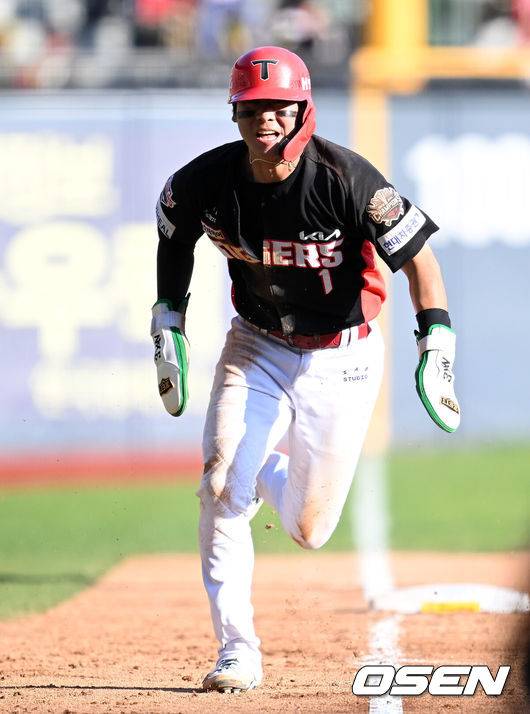 [OSEN=잠실, 이대선 기자] 프로야구 KIA 타이거즈는 20일 서울 잠실구장에서 열린 2025 신한 SOL뱅크 KBO리그 두산 베어스와의 시즌 3차전에서 6-2로 승리했다.&nbsp;9회초 무사 2,3루에서 KIA 3루주자 박찬호가 상대 실책을 틈타 홈으로 쇄도하고 있다. 2025.04.20 /sunday@osen.co.kr