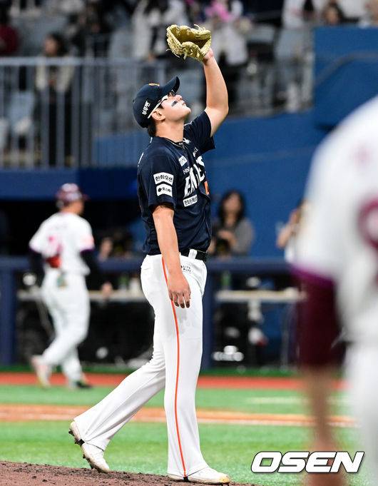 [OSEN=고척, 조은정 기자] 한화 김서현이 팀의 10연승을 확정하는 세이브를 거둔 뒤 기뻐하고 있다. 2025.05.09 /cej@osen.co.kr