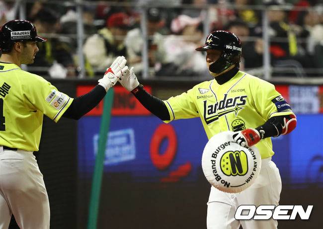 SSG 랜더스 최정이 10일 KIA 타이거즈와 경기에서 9회 정해영 상대로 통산 499번째 홈런을 터뜨렸다. / SSG 랜더스 제공