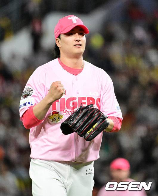 [OSEN=광주, 지형준 기자] 2일 오후 광주-기아 챔피언스필드에서 2025 신한 SOL Bank KBO리그 KIA 타이거즈와 한화 이글스의 경기가 열렸다.5연승에 도전하는 한화는 엄상백을, 연패를 막아야 하는 KIA는 아담 올러를 선발로 내세웠다.연장 10회초 수비를 마친 KIA 정해영이 주먹을 움켜쥐고 있다. 2025.05.02 /jpnews@osen.co.kr