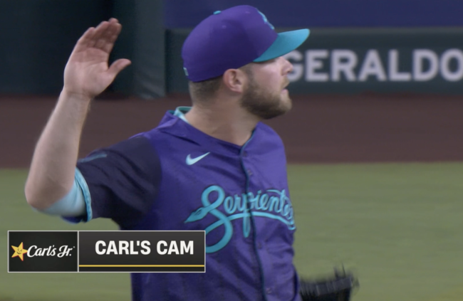 애리조나 코빈 번스가 5회 다저스 김혜성에게 안타를 맞은 뒤 글러브를 치며 아쉬워하고 있다. /MLBTV 캡처