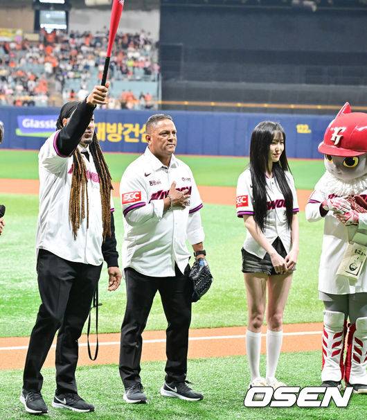 [OSEN=고척, 박준형 기자] 11일 오후 서울 고척스카이돔에서 ‘2025 신한 SOL BANK KBO리그’ 키움 히어로즈와 한화 이글스의 경기가 진행됐다.이날 경기에 키움은 김윤하가, 한화 와이스가 선발투수로 나선다.경기 앞서 MLB 레전드 매니 라미레즈와 루이스 알리시아가 팬들에게 인사를 하고 있다.  2025.05.11 / soul1014@osen.co.kr
