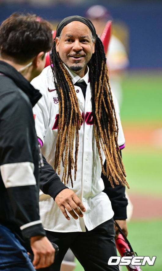 [OSEN=고척, 박준형 기자] 11일 오후 서울 고척스카이돔에서 ‘2025 신한 SOL BANK KBO리그’ 키움 히어로즈와 한화 이글스의 경기가 진행됐다.이날 경기에 키움은 김윤하가, 한화 와이스가 선발투수로 나선다.경기 앞서 MLB 레전드 매니 라미레즈가 시타를 마치고 퇴장하고 있다 .  2025.05.11 / soul1014@osen.co.kr