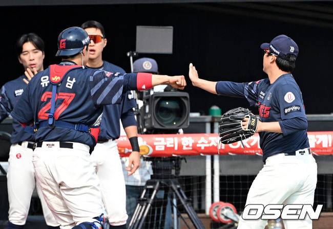 [OSEN=수원, 이대선 기자] 11일 오후 수원 KT위즈파크에서 2025 신한 SOL Bank KBO리그 KT 위즈와 롯데 자이언츠의 경기가 열렸다.KT는 쿠에바스, 롯데는 박세웅을 선발 투수로 내세웠다.6회말 수비를 마친 롯데 유강남과 박세웅이 하이파이브를 하고 있다. 2025.05.11 /sunday@osen.co.kr