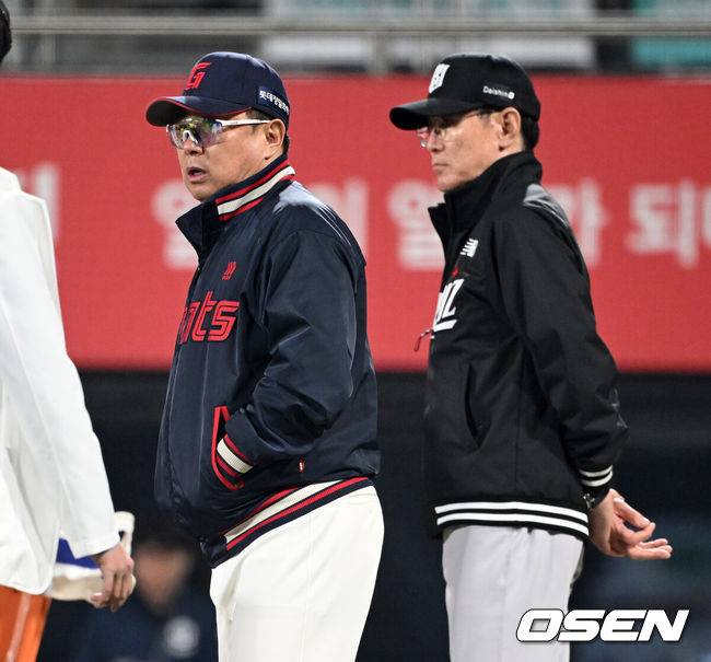 [OSEN=수원, 이대선 기자] 11일 오후 수원 KT위즈파크에서 2025 신한 SOL Bank KBO리그 KT 위즈와 롯데 자이언츠의 더블헤더 2차전 경기가 열렸다.KT는 오원석, 롯데는 이민석을 선발 투수로 내세웠다.8회초 무사에서 롯데 손성빈의 몸에 맞는 볼 때 마운드를 방문한 롯데 김태형 감독과 KT 이강철 감독이 손성빈의 상태를 살피고 있다. 2025.05.11 /sunday@osen.co.kr