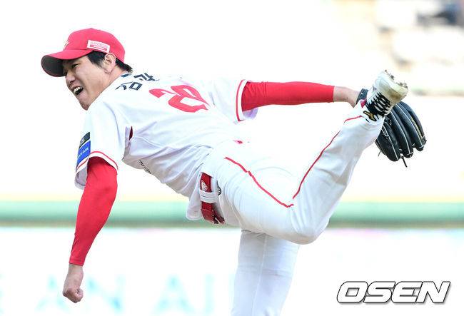 [OSEN=인천, 최규한 기자] 11일 오후 인천 SSG랜더스필드에서 ‘2025 신한 SOL Bank KBO리그’ SSG 랜더스와 KIA 타이거즈의 더블헤더 2차전 경기가 열렸다.이날 홈팀 SSG는 김광현, 방문팀 KIA는 양현종을 선발로 내세웠다.1회초 SSG 선발 김광현이 힘차게 공을 뿌리고 있다. 2025.05.11 / dreamer@osen.co.kr