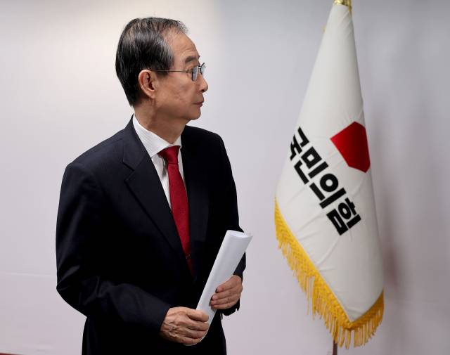 ▲한덕수 대선 예비후보가 10일 서울 여의도 국민의힘 중앙당사에서 긴급 기자회견을 마친 뒤 이동하고 있다. ⓒ연합뉴스