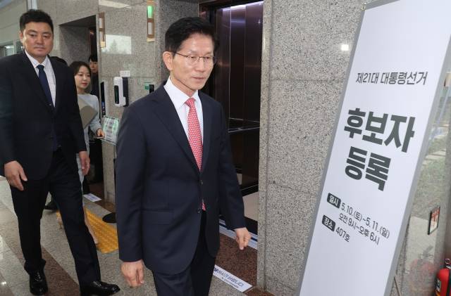 ▲국민의힘 김문수 대선 후보가 11일 경기도 과천 중앙선거관리위원회에서 제21대 대통령선거 후보 등록 후 밖으로 나서고 있다. ⓒ연합뉴스