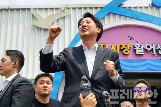 ▲개혁신당 이준석 대선 후보가 11일 오후 부산 강서구 명지시장을 찾아 연설하고 있다.ⓒ프레시안(강지원)