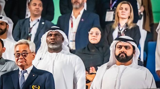 대회 개막식에 참석한 조정원 세계태권도연맹 총재(앞줄 왼쪽)와 UAE 푸자이라의 셰이크 모하메드 빈 하마드 알 샤르키 왕세자(앞줄 오른쪽).