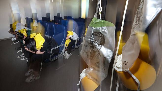 대구 항공안전체험관에서 난기류 대비 훈련받는 학생들