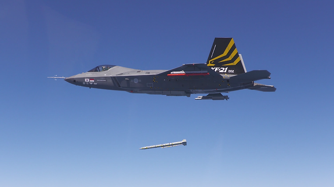 KF-21 시제기에서 미티어 공대공미사일이 투하되고 있다. 세계일보 자료사진
