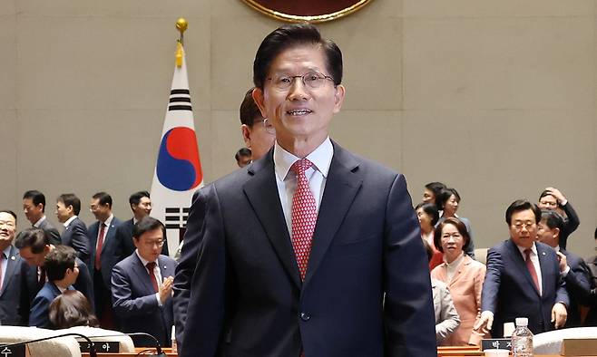 김문수 국민의힘 대선 후보가 11일 서울 여의도 국회에서 열린 의원총회를 마치고 의총장을 나서고 있다. 뉴스1