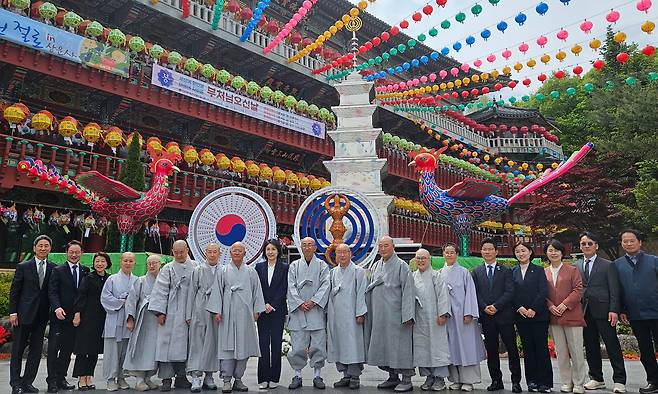 더불어민주당 이재명 대선 후보의 부인 김혜경 여사가 지난 6일 춘천 삼운사와 평창 월정사를 방문, 강원 불심 잡기에 나섰다. 사진은 삼운사를 방문한 김혜경 여사가 기념촬영 하는 모습. 연합뉴스