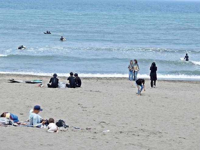20도 안팎에 포근한 날씨를 보인 11일 오후 제주시 이호테우해수욕장에서 주민과 관광객들이 즐거운 시간을 보내고 있다. 제주=뉴시스