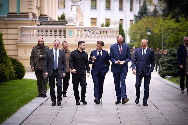유럽 4개국 정상 만난 젤렌스키 10일(현지시간) 우크라이나 키이우에서 열린 ‘의지의 연합’ 회담에 참여한 우크라이나와 유럽 주요 4개국(영국, 프랑스, 독일, 폴란드) 정상이 함께 걸으며 대화를 나누고 있다. 앞줄 왼쪽부터 키어 스타머 영국 총리, 볼로디미르 젤렌스키 우크라이나 대통령, 에마뉘엘 마크롱 프랑스 대통령, 프리드리히 메르츠 독일 연방 총리, 도날트 투스크 폴란드 총리.키이우=UPI연합뉴스