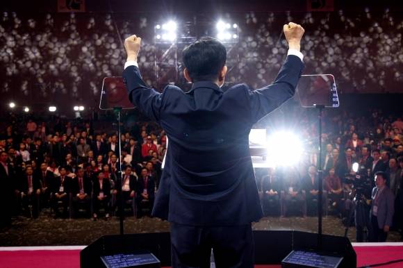 국힘, 대선후보 김문수 선출 - 김문수 국민의힘 대선후보가 3일 오후 경기 고양시 킨텍스에서 열린 21대 대통령선거 후보자 선출을 위한 제5차 전당대회에서 대선후보로 선출된 뒤 두손을 들어 환호하고 있다. 뉴시스