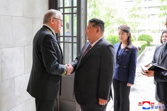 김정은, 딸 주애와 주북 러시아 대사관 방문 - 김정은 북한 국무위원장이 소련의 제2차 세계대전 승리(전승절) 80주년을 맞아 9일 오전 딸 주애와 함께 평양 주재 러시아 대사관을 방문했다고 조선중앙통신이 10일 보도했다. 2025.5.10 조선중앙통신 연합뉴스
