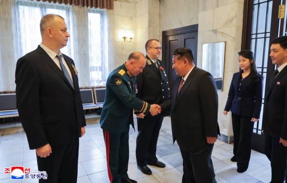 김정은, 딸 주애와 주북 러시아 대사관 방문 - 김정은 북한 국무위원장이 소련의 제2차 세계대전 승리(전승절) 80주년을 맞아 9일 오전 딸 주애와 함께 평양 주재 러시아 대사관을 방문했다고 조선중앙통신이 10일 보도했다. 2025.5.10 조선중앙통신 연합뉴스