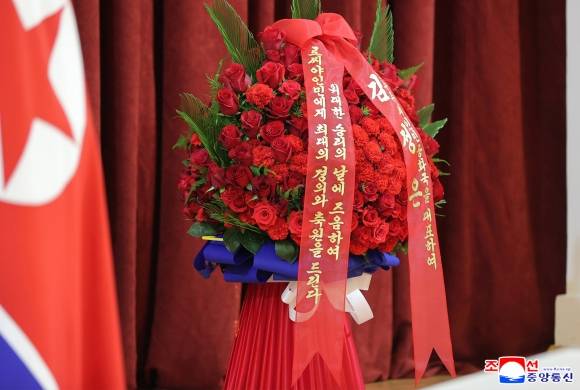 김정은, 딸 주애와 주북 러시아 대사관 방문 - 김정은 북한 국무위원장이 소련의 제2차 세계대전 승리(전승절) 80주년을 맞아 9일 오전 딸 주애와 함께 평양 주재 러시아 대사관을 방문했다고 조선중앙통신이 10일 보도했다. 2025.5.10 조선중앙통신 연합뉴스