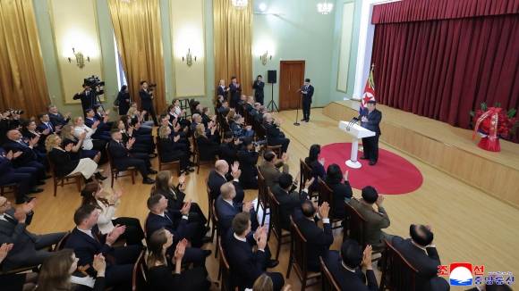 김정은, 딸 주애와 주북 러시아 대사관 방문 - 김정은 북한 국무위원장이 소련의 제2차 세계대전 승리(전승절) 80주년을 맞아 9일 오전 딸 주애와 함께 평양 주재 러시아 대사관을 방문했다고 조선중앙통신이 10일 보도했다. 2025.5.10 조선중앙통신 연합뉴스