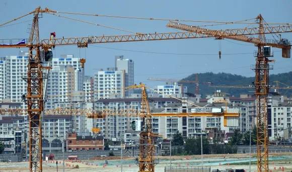 서울의 한 건설 현장에서 타워크레인이 설치된 모습. 서울신문DB