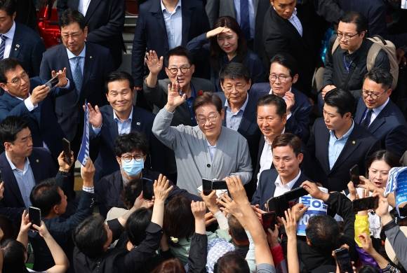 영암 유권자들과 인사하는 이재명 후보 - 남도문화벨트 골목골목 경청투어에 나선 더불어민주당 이재명 대선 후보가 11일 전남 영암군 학산면 독천낙지 거리를 찾아 유권자들과 인사를 하고 있다. 2025.5.10 연합뉴스