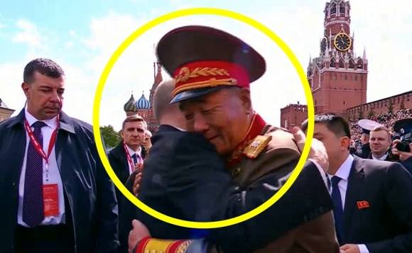 9일(현지시간) 러시아의 심장인 붉은광장에서 제2차 세계대전 승리(전승절) 80주년을 기념하는 대규모 열병식이 열린 가운데, 블라디미르 푸틴 대통령이 행사에 참석한 북한군 대표단 중 김영복 조선인민군 총참모부 부총참모장(상장)과 포옹하고 있다. 2025.5.9 리아노보스티 방송 화면