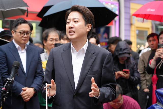 이준석 개혁신당 대선 후보가 10일 대구 동성로에서 열린 거리버스킹 현장을 찾아 지지자 및 시민들에게 발언하고 있다. 사진제공=이준석 캠프