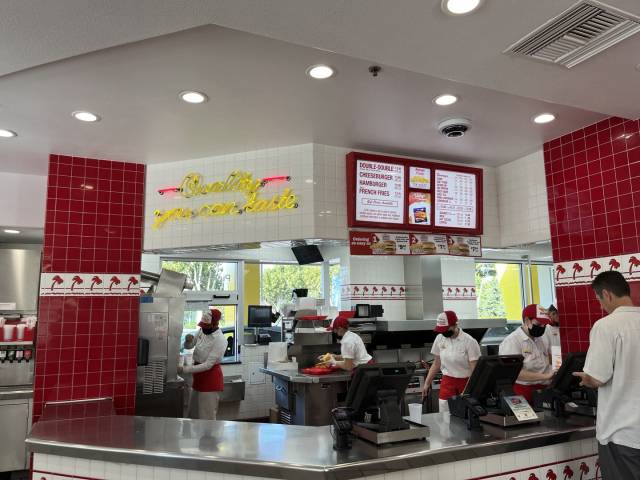 미국 캘리포니아주 산타클라라에 있는 한 인앤아웃 매장에서 직원들이 바쁘게 주문을 받고 손님을 응대하고 있다. /산타클라라=정혜진기자