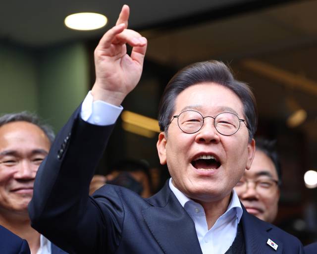 영남 신라벨트 골목골목 경청투어에 나선 더불어민주당 이재명 대선 후보가 10일 경남 진주시 대안동 차없는 거리를 찾아 연설을 하고 있다. 진주=연합뉴스