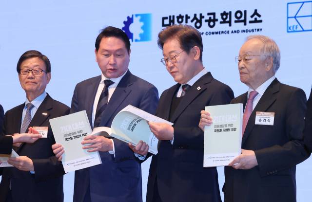 이재명 더불어민주당 대선 후보가 8일 서울 중구 대한상공회의소에서 열린 대선 후보 초청 경제 5단체 간담회에 참석해 경제 5단체장들에게 전달받은 정책 제언집을 살펴보고 있다. 윤진식(왼쪽부터) 한국무역협회장, 최태원 대한상공회의소 회장, 이 후보, 손경식 한국경영자총협회장. 오승현 기자