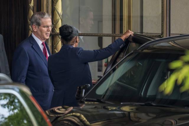 스콧 베선트(맨 왼쪽) 미국 재무부 장관이 10일(현지 시간) 스위스 제네바에서 중국 대표단과 무역 협상을 위해 숙소에서 출발하고 있다. AFP연합뉴스