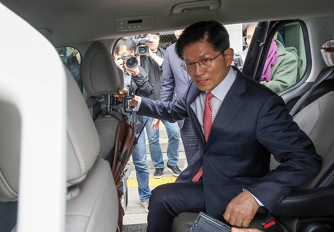 김문수 국민의힘 대선 후보가 11일 경기도 과천 중앙선거관리위원회에서 제21대 대통령선거 후보 등록 후 차량에 오르고 있다. ⓒ연합뉴스