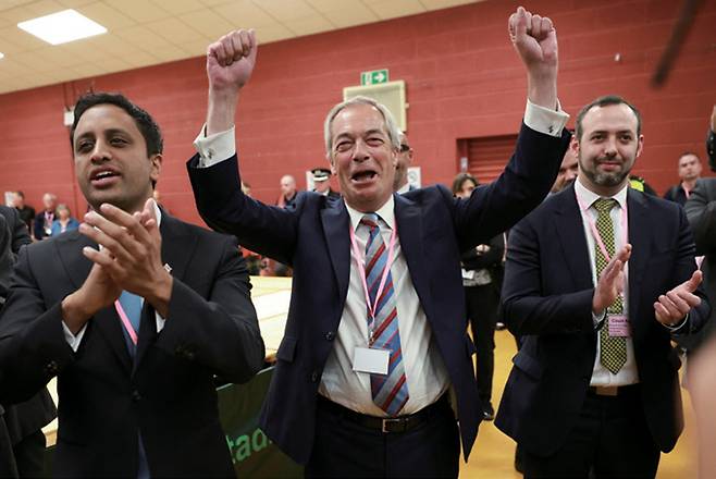 나이젤 패라지 영국 개혁당 대표가 5월2일(현지시간)런콘·헬스비 하원의원 보궐선거 결과에 환호하고 있다. ⓒREUTERS 연합